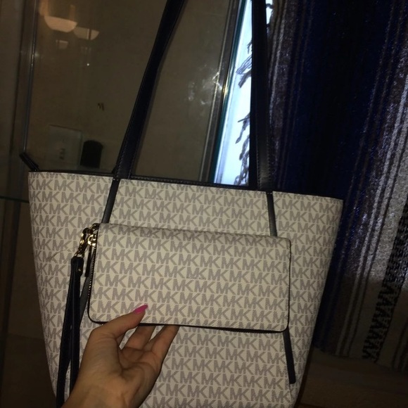 Michael Kors tote and wallet set - Picture 4 of 8